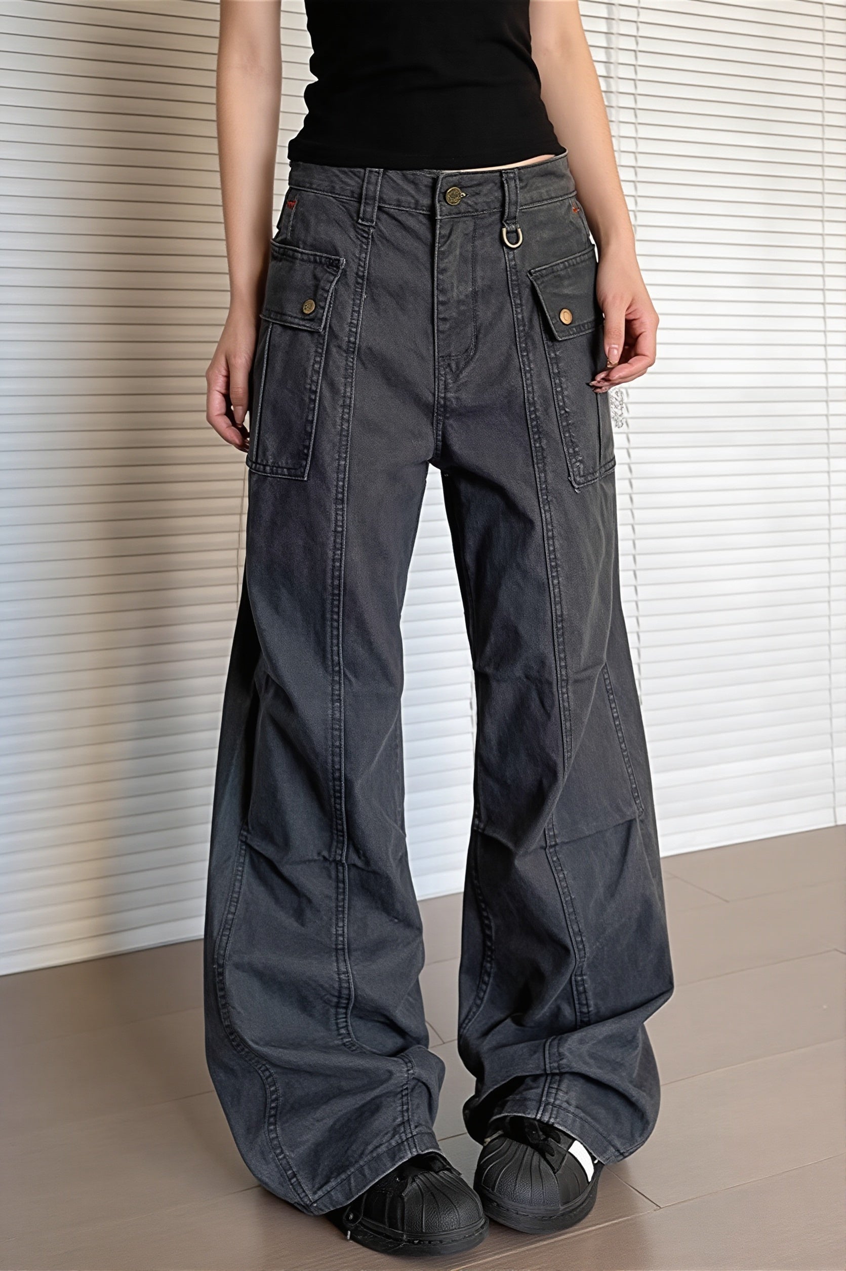 Damskie spodnie cargo sprane na sylwetce w stylizacji casual
