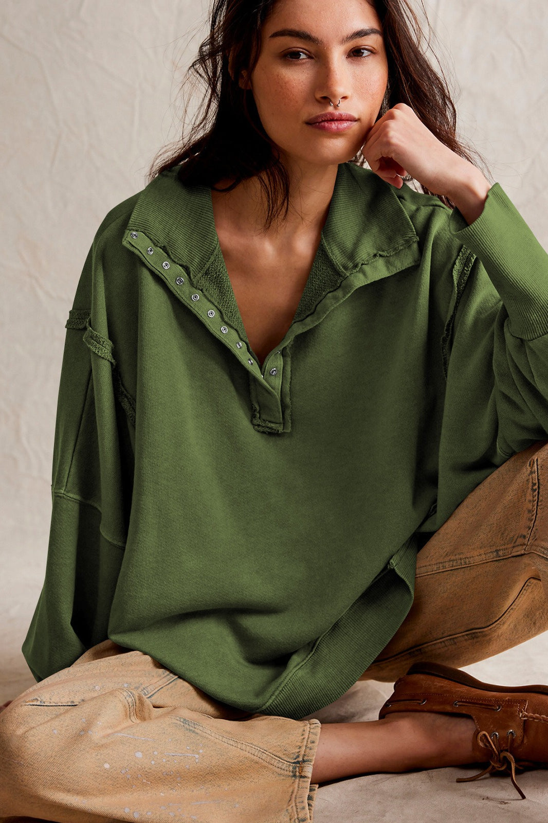Oversize bluza damska z kołnierzem z rozcięciem, detal wykończenia