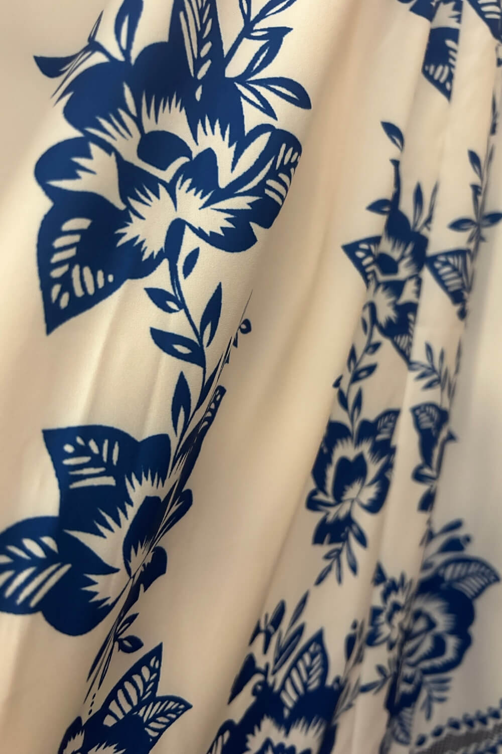 Niebieska sukienka midi na cienkich ramiączkach z poliestru