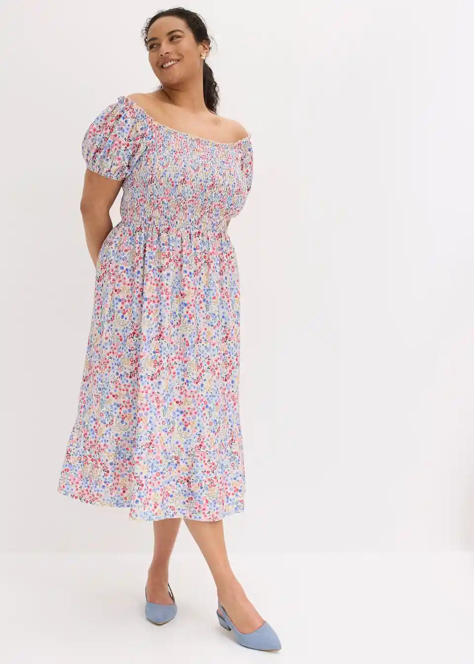 Zwiewna sukienka midi w kwiaty damska z odkrytymi ramionami na modelce