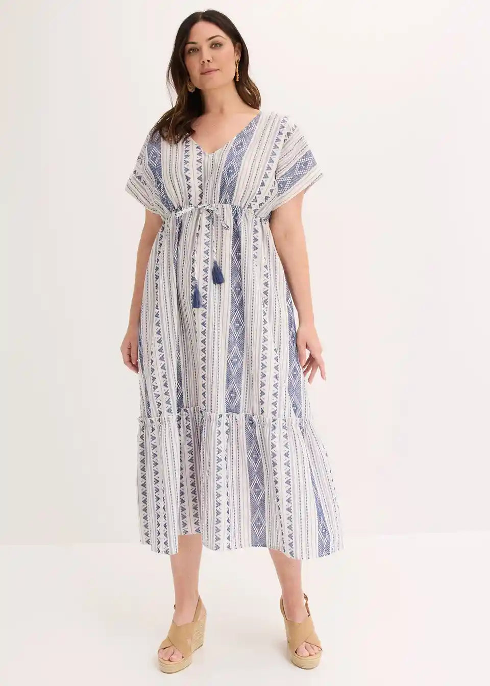Letnia sukienka maxi w paski z paskiem w talii, widok z boku