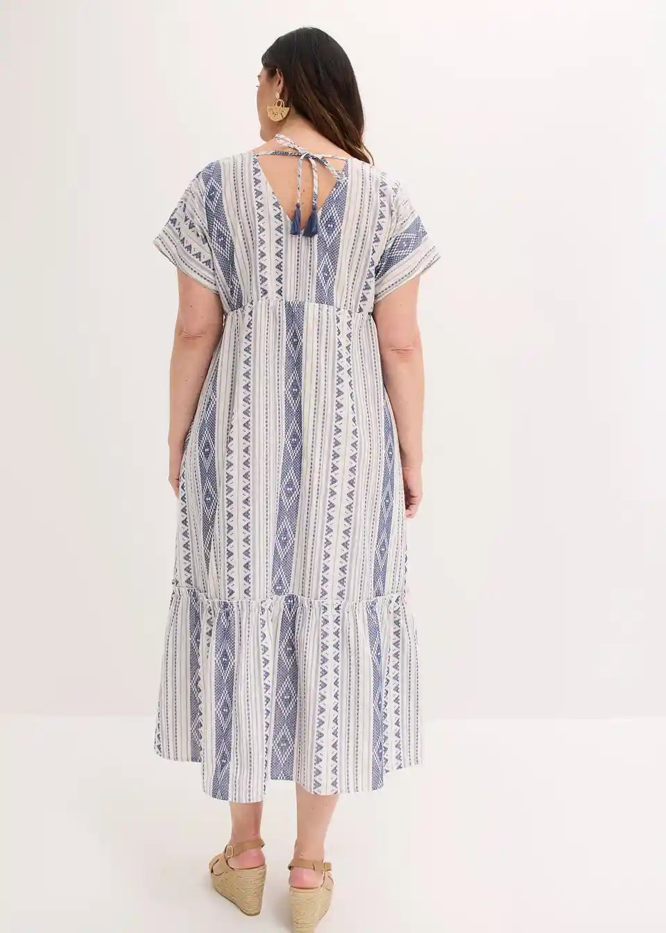 Długa letnia sukienka damska w paski etno, detal talii