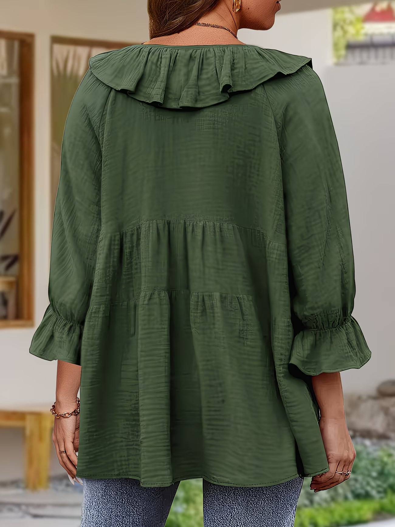 Elegancka bluzka damska z falbanką przy dekolcie