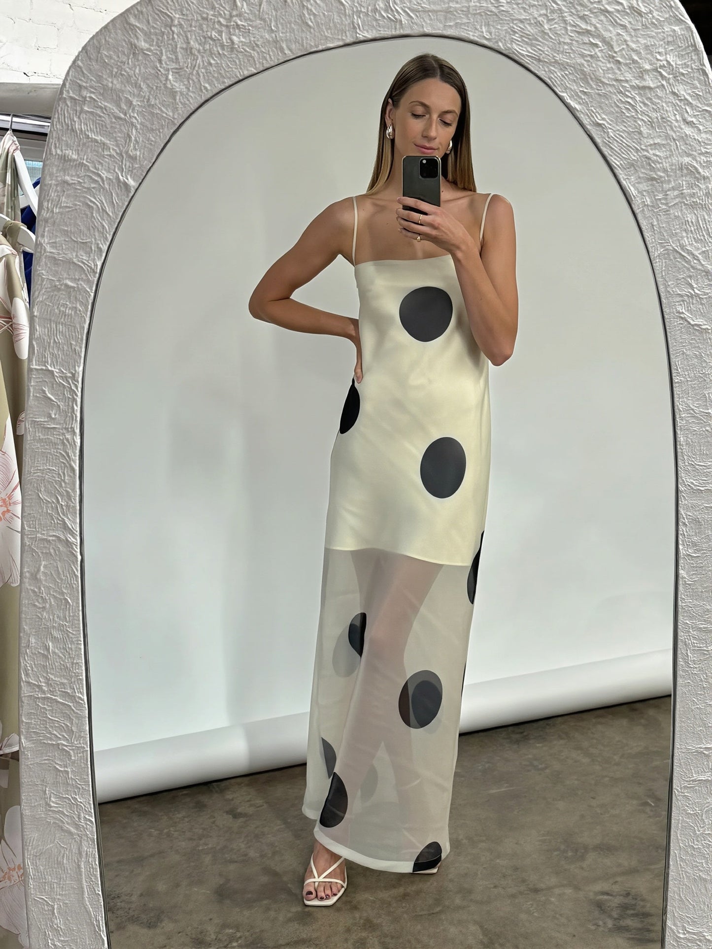 Elegancka damska sukienka maxi w groszki na modelce