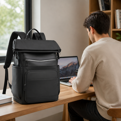 Widok plecaka na laptopa z wyściełaną komorą na komputer