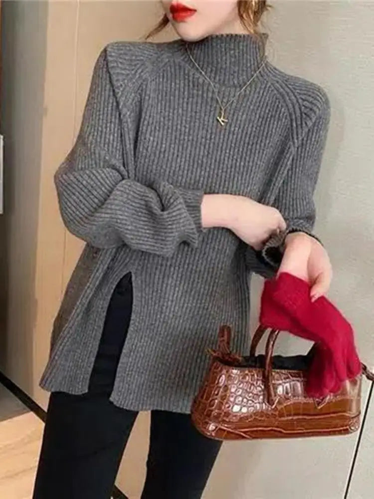 Damski sweter z dzianiny z golfem, rozcięciem i detalem guzików