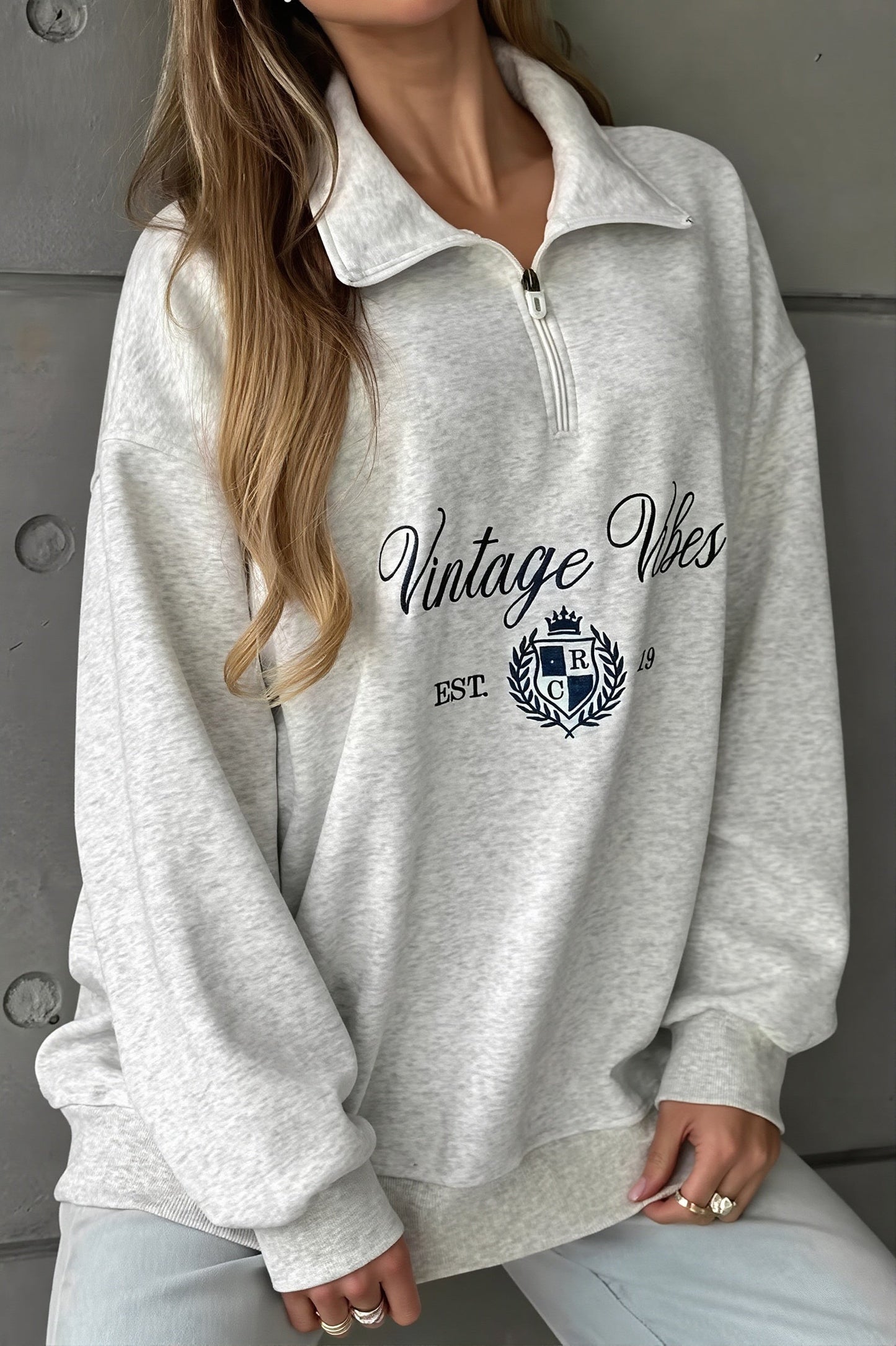 Damska bluza oversize vintage z wysokim kołnierzem i zamkiem pod szyją