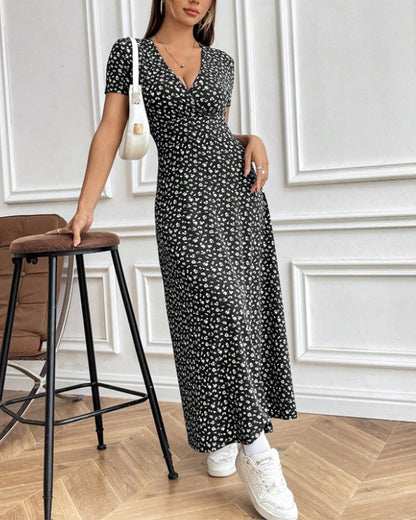 Elegancka obcisła sukienka z nadrukiem