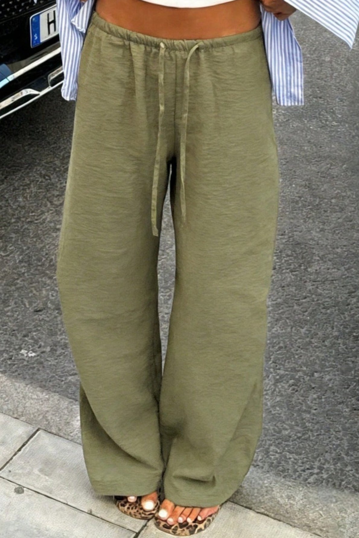 Detal ściągacza w pasie damskich spodni wide leg