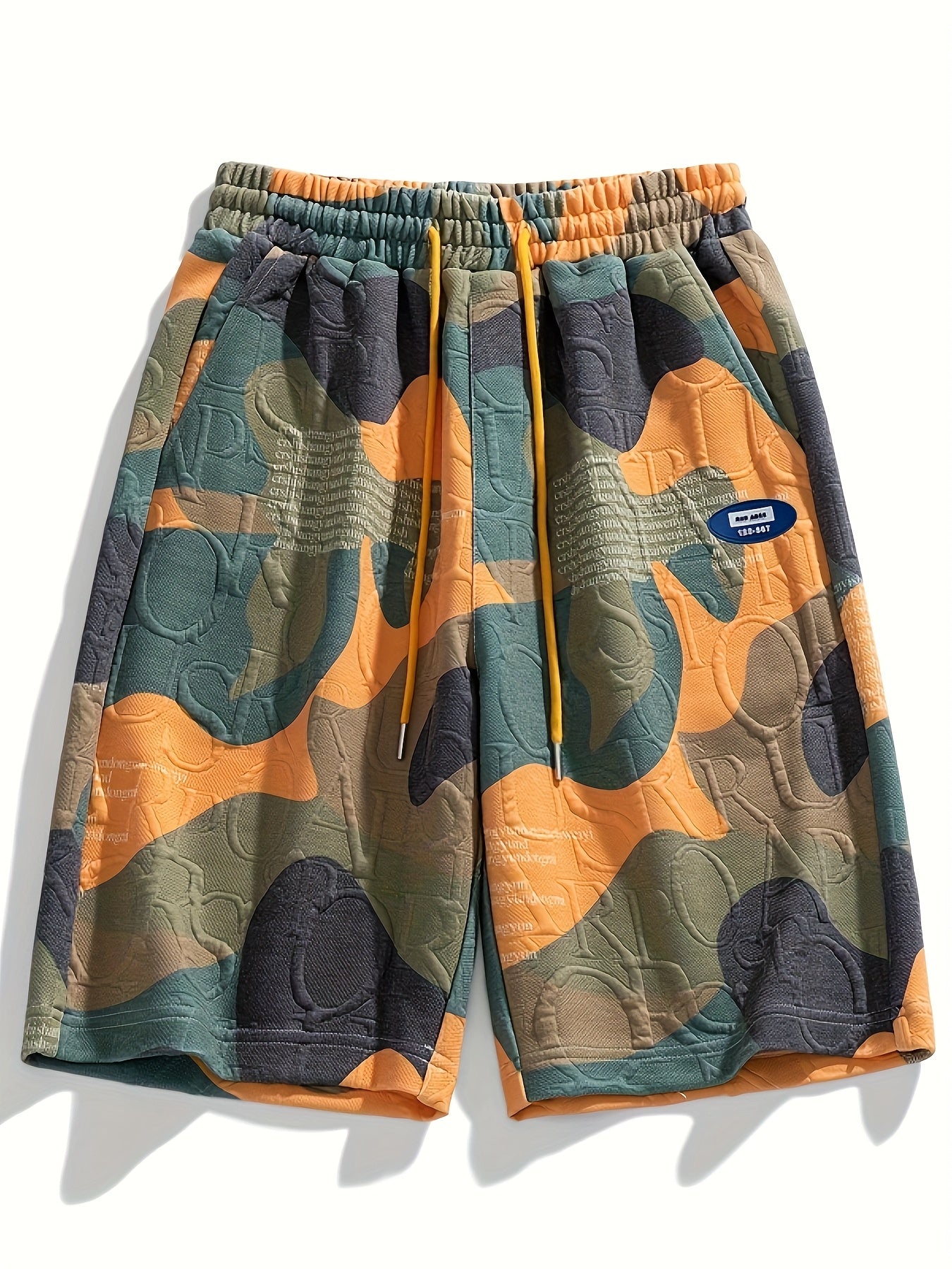 Model w męskich szortach camo z elastyczną talią