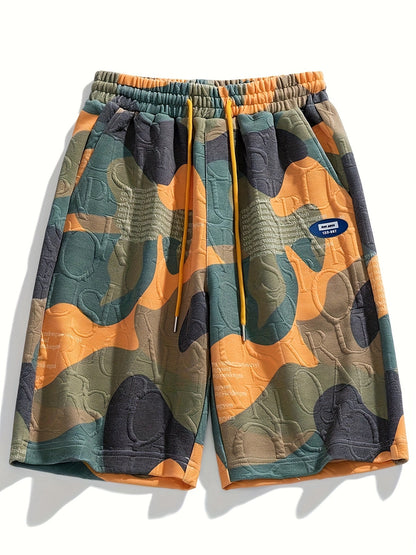 Model w męskich szortach camo z elastyczną talią