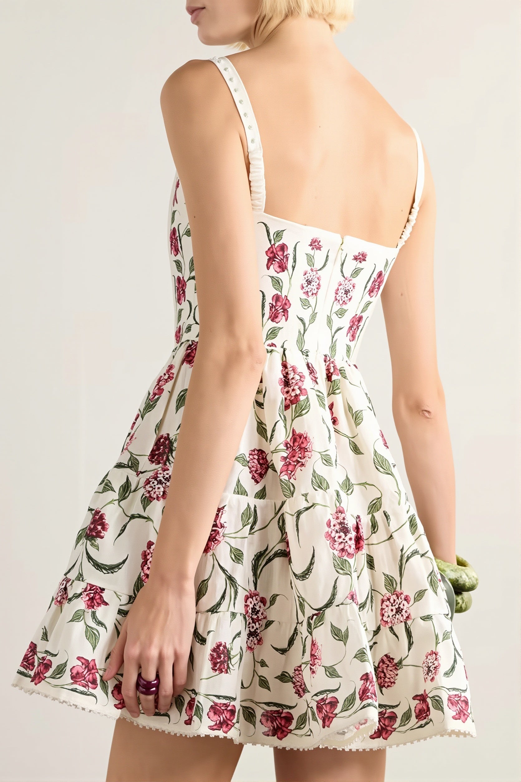 Sukienka mini boho w kwiaty na cienkich ramiączkach