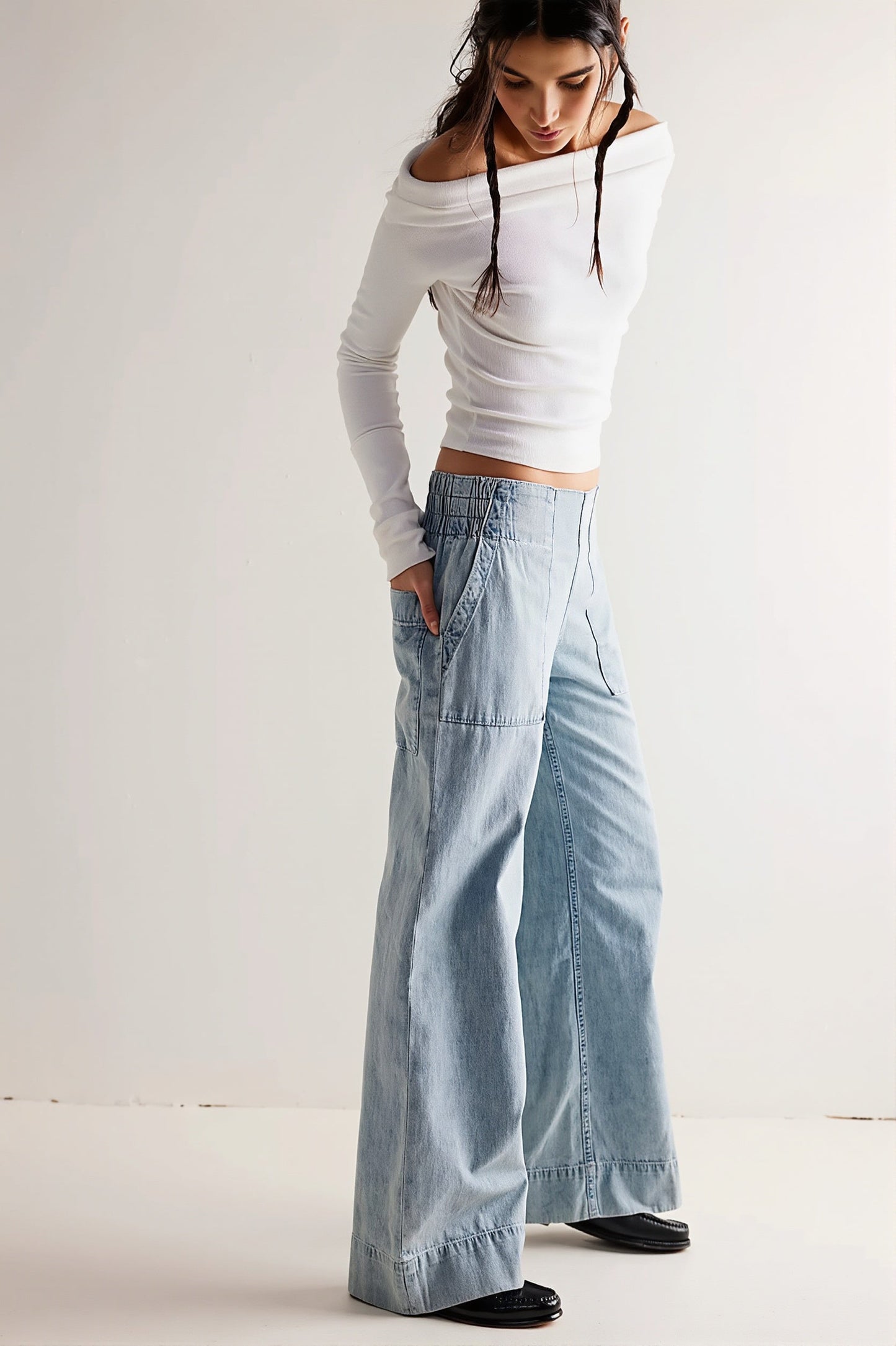 Jeansy damskie casual z luźnym fasonem, zbliżenie nogawki