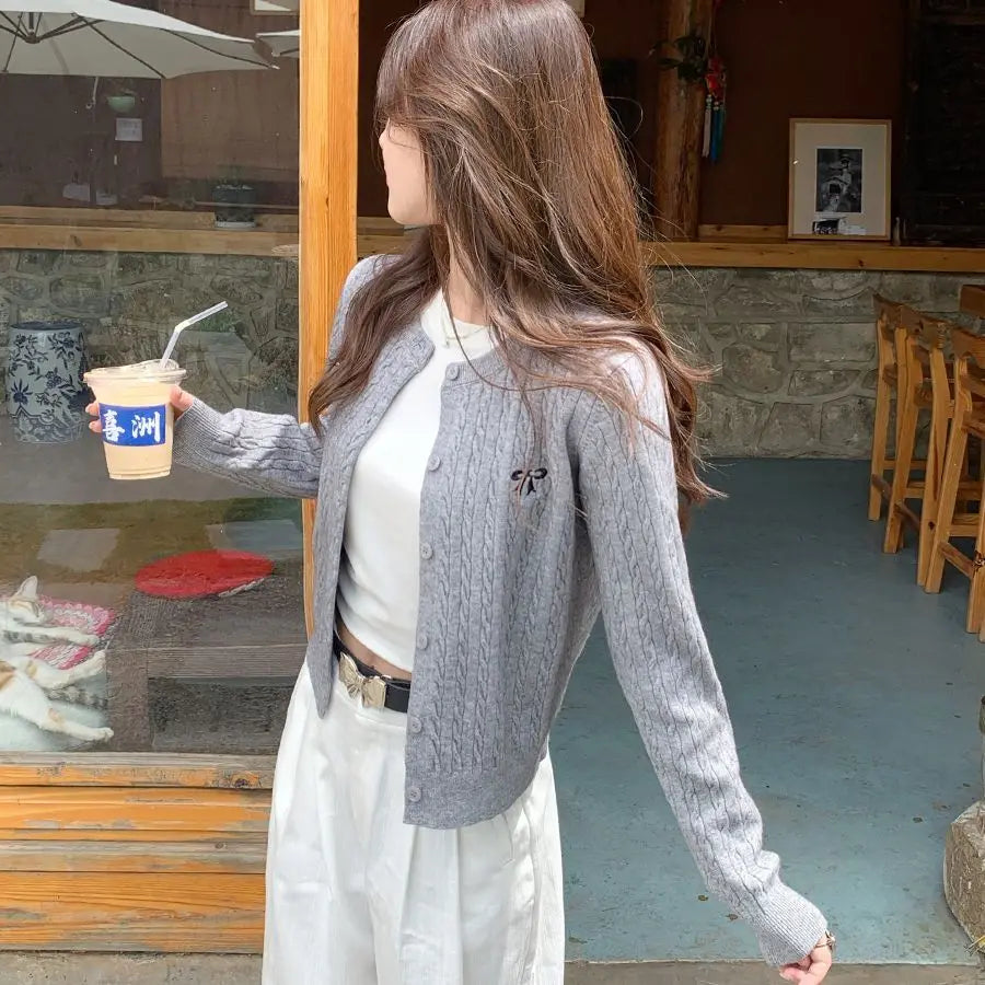 Damski sweter kardigan z dzianiny z haftowanym dekoltem w serek