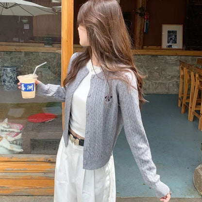 Damski sweter kardigan z dzianiny z haftowanym dekoltem w serek