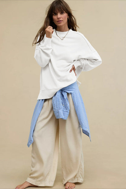 Boczny widok damskiej bluzy oversize z okrągłym dekoltem