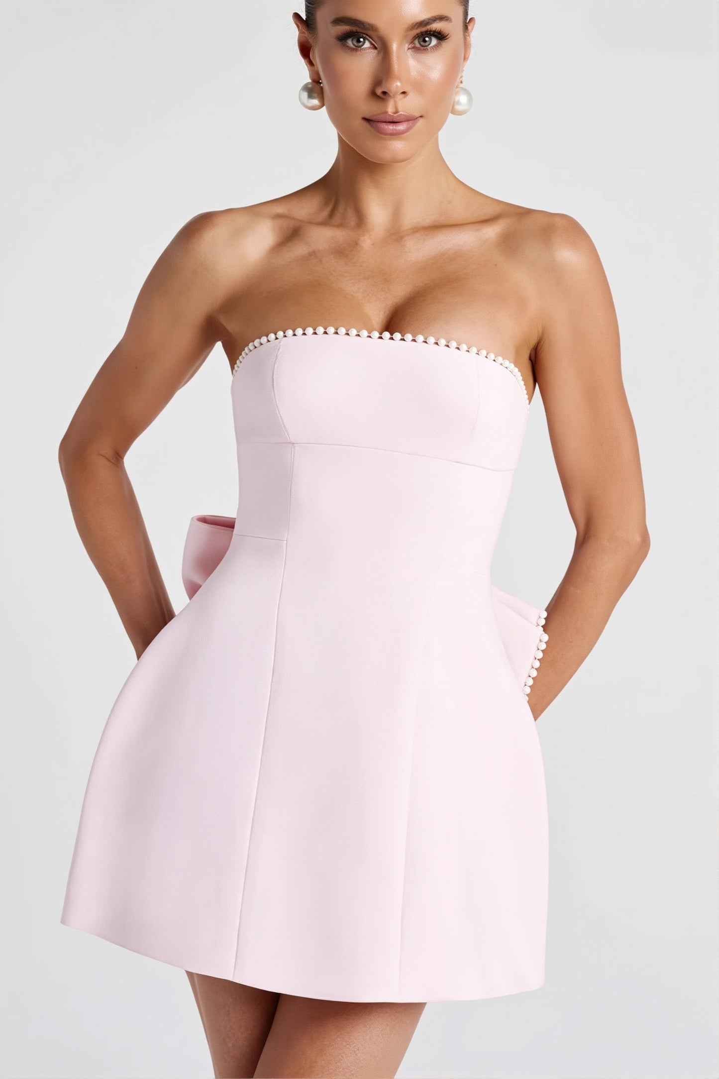 Letnia damska sukienka mini bandeau w fasonie linii A