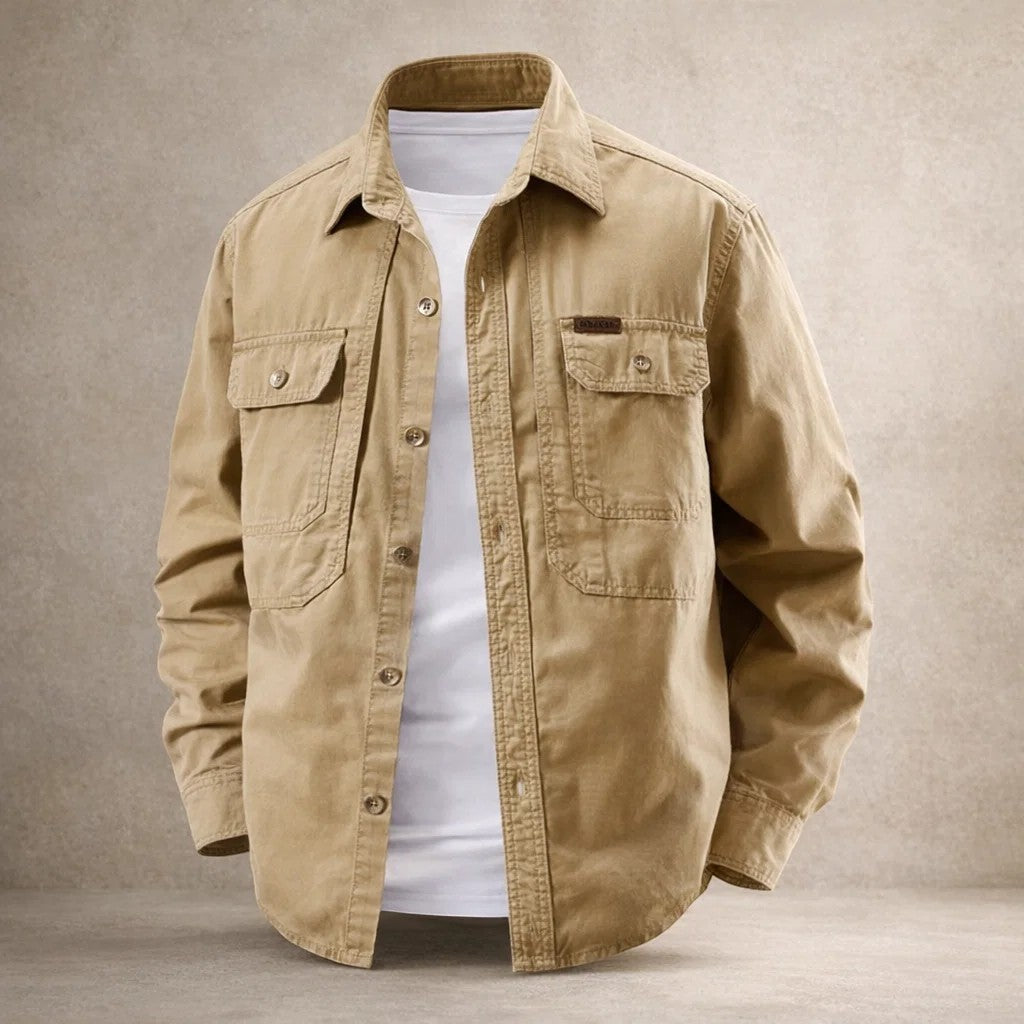 Detal kołnierza i zapięcia męskiej koszuli overshirt z bawełny