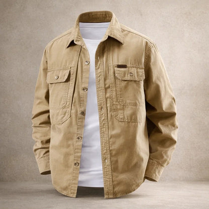 Detal kołnierza i zapięcia męskiej koszuli overshirt z bawełny
