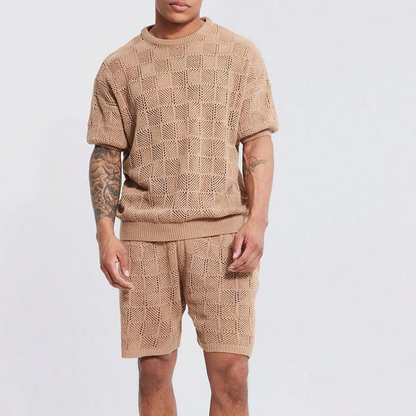 Model prezentuje męski komplet streetwear o luźnym kroju w codziennej stylizacji
