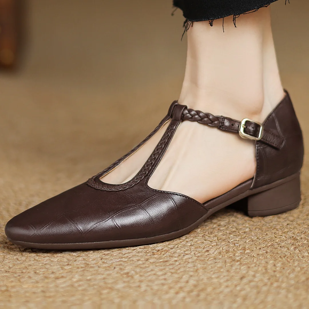 Damskie skórzane buty T-strap z plecionym detalem, widok z przodu
