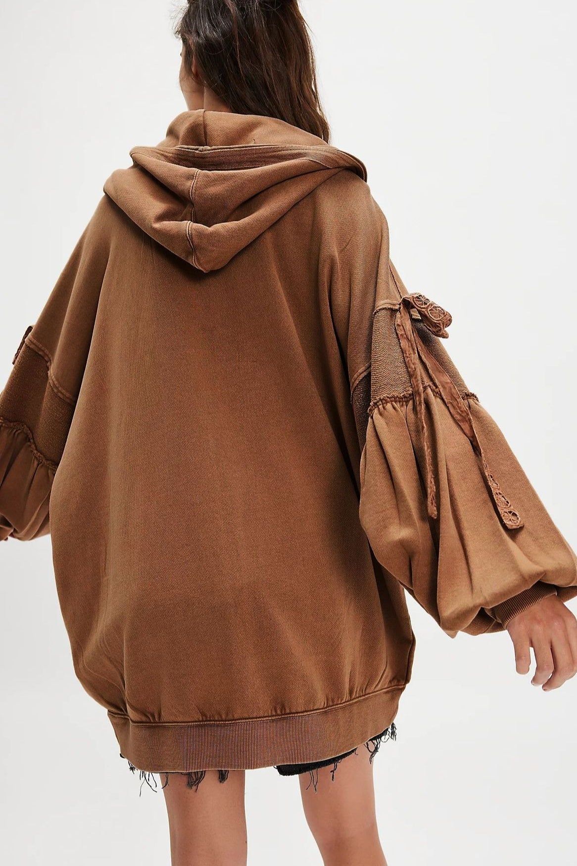 Damska bluza oversize z wiązanymi rękawami, ujęcie z bliska