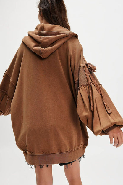 Damska bluza oversize z wiązanymi rękawami, ujęcie z bliska