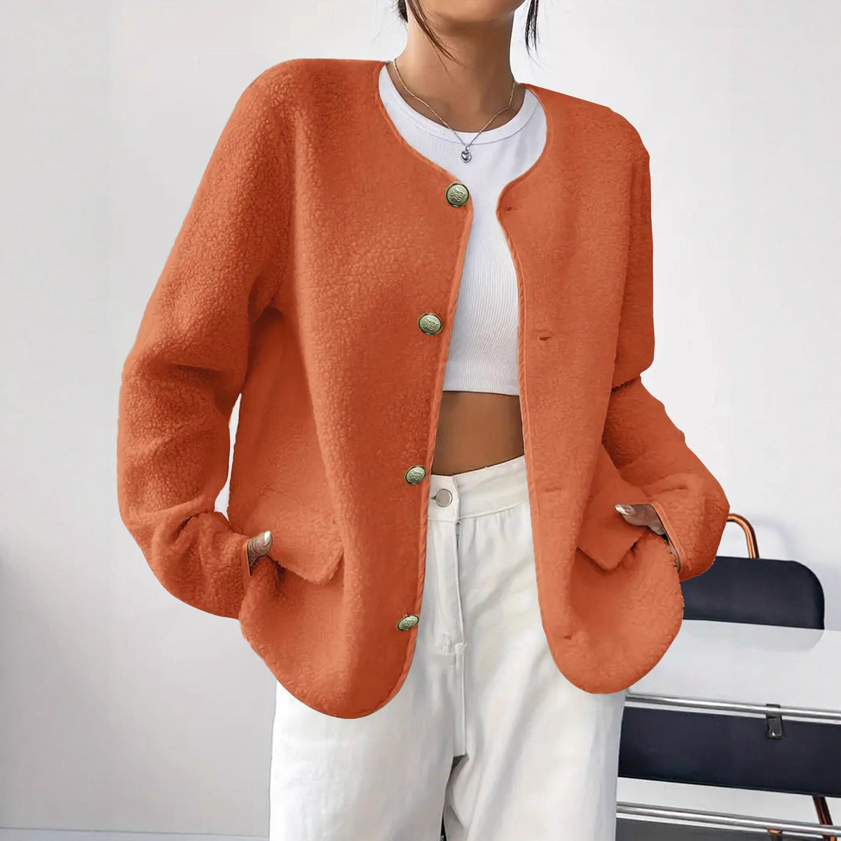 Sylwetka w eleganckim płaszczu damskim plus size