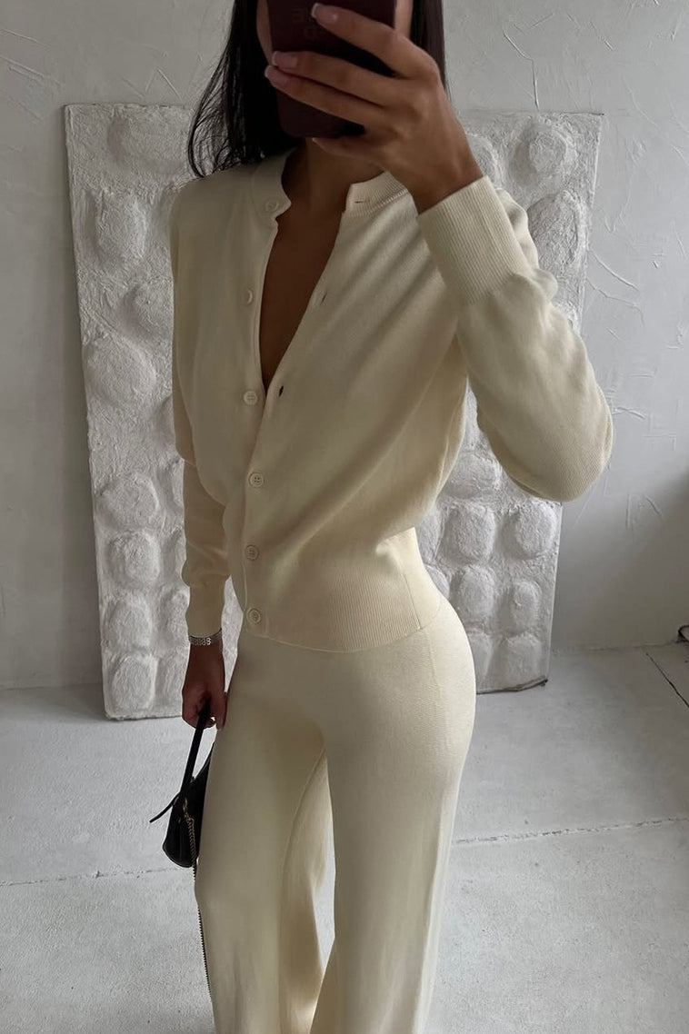 Stylizacja damska z kardiganem i spodniami wide leg
