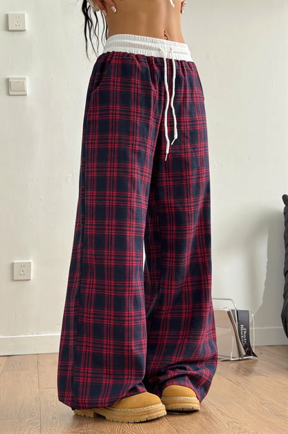 Boczne ujęcie damskich spodni wide leg w kratę