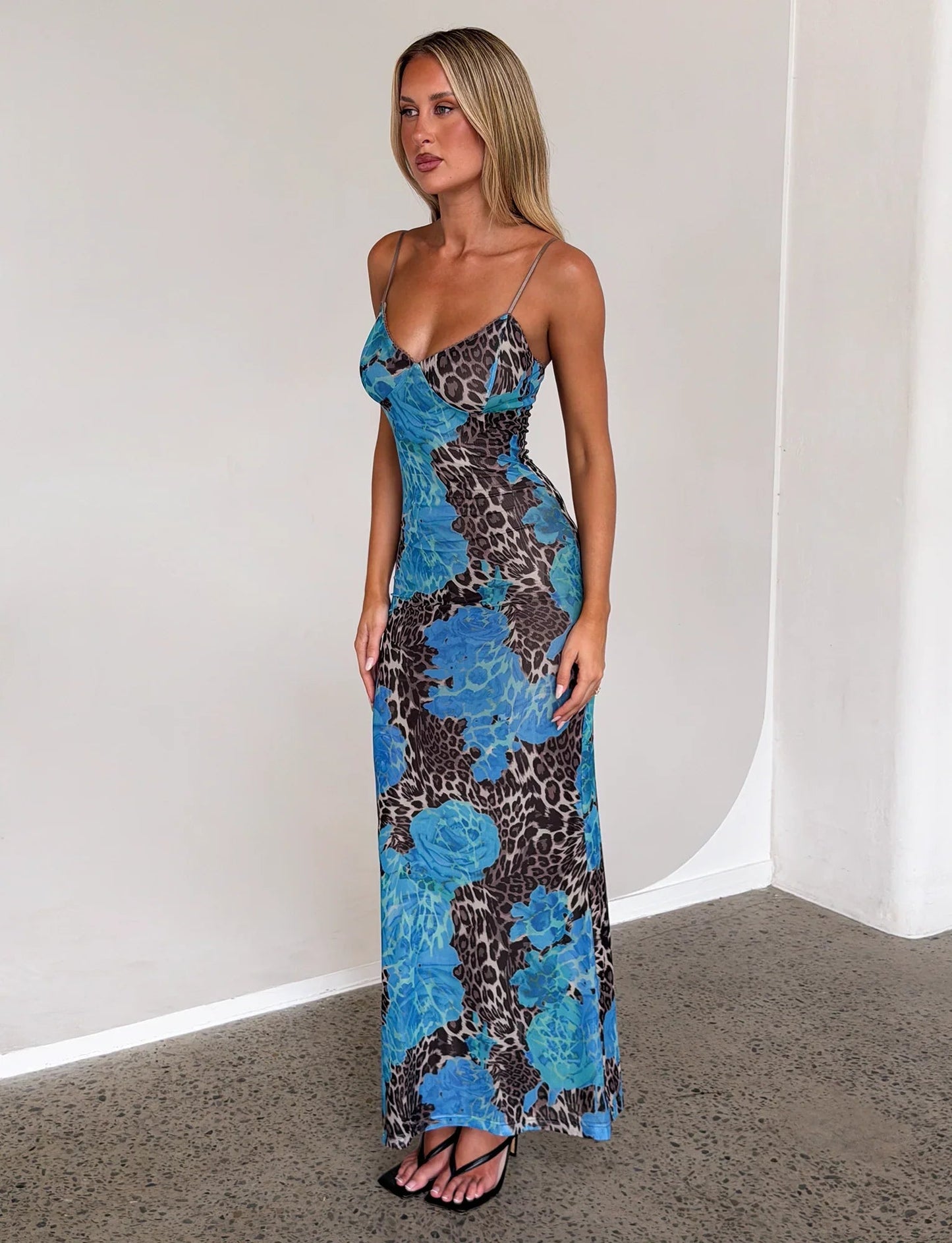 Dopasowana sukienka maxi w niebieskie kwiaty