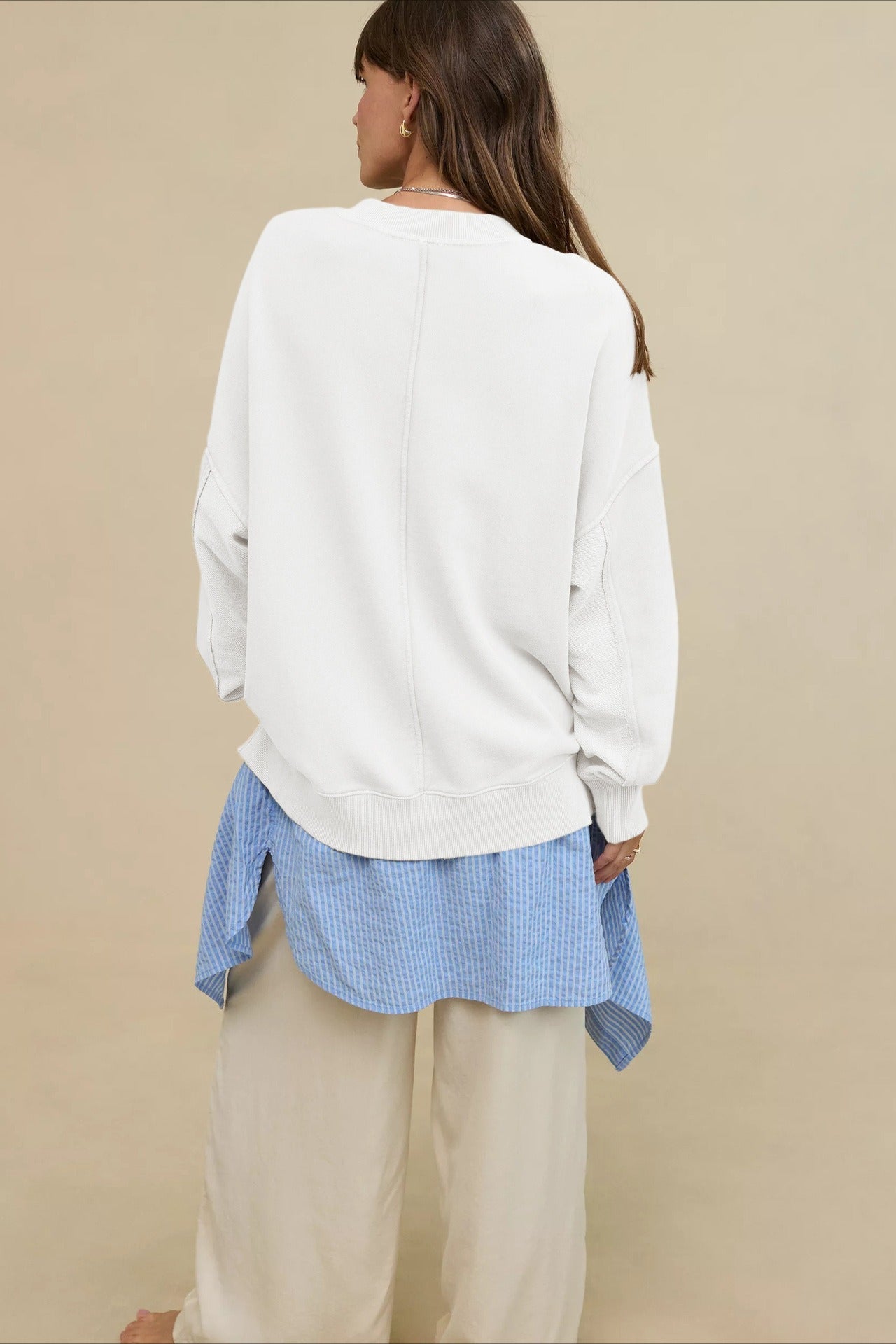 Damska bluza oversize – pełna sylwetka modelki