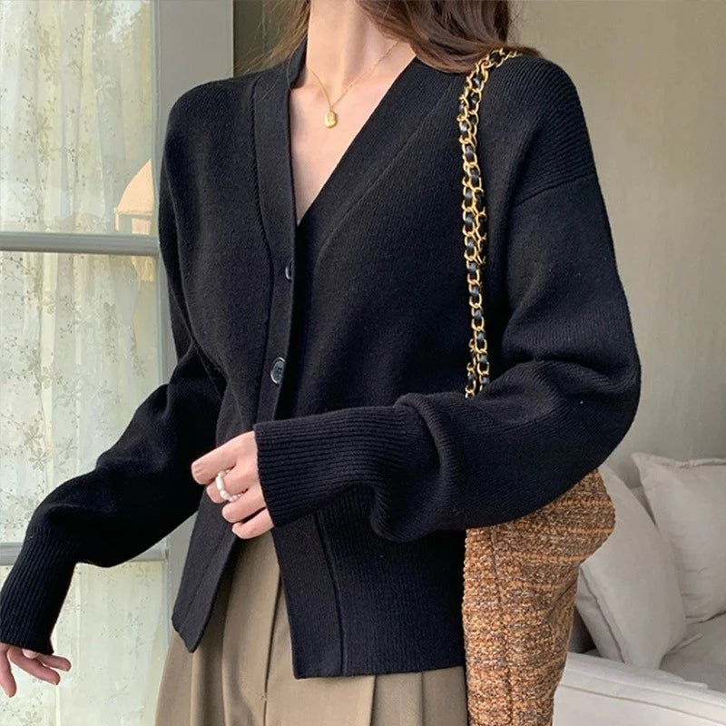 Dopasowany sweter rozpinany z dzianiny z dekoltem w serek