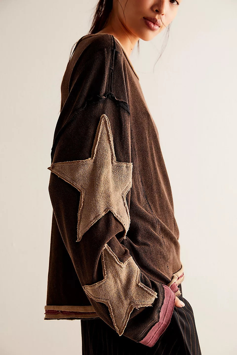 Casualowa bluza oversize z gwiazdą, widok całej sylwetki