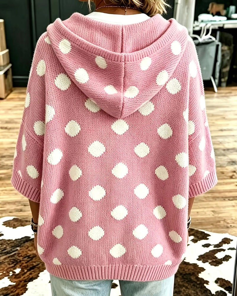 Sweter z kapturem w kropki prezentowany w codziennej stylizacji