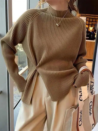 Damski sweter z dzianiny z golfem, rozcięciem i detalem guzików