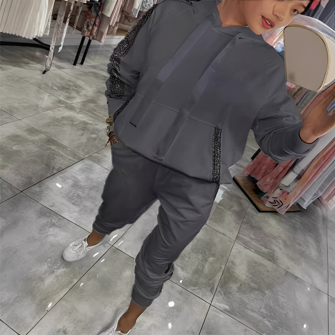 Tiffany - Stylowy zestaw z bluzą z kapturem i spodniami dla kobiet