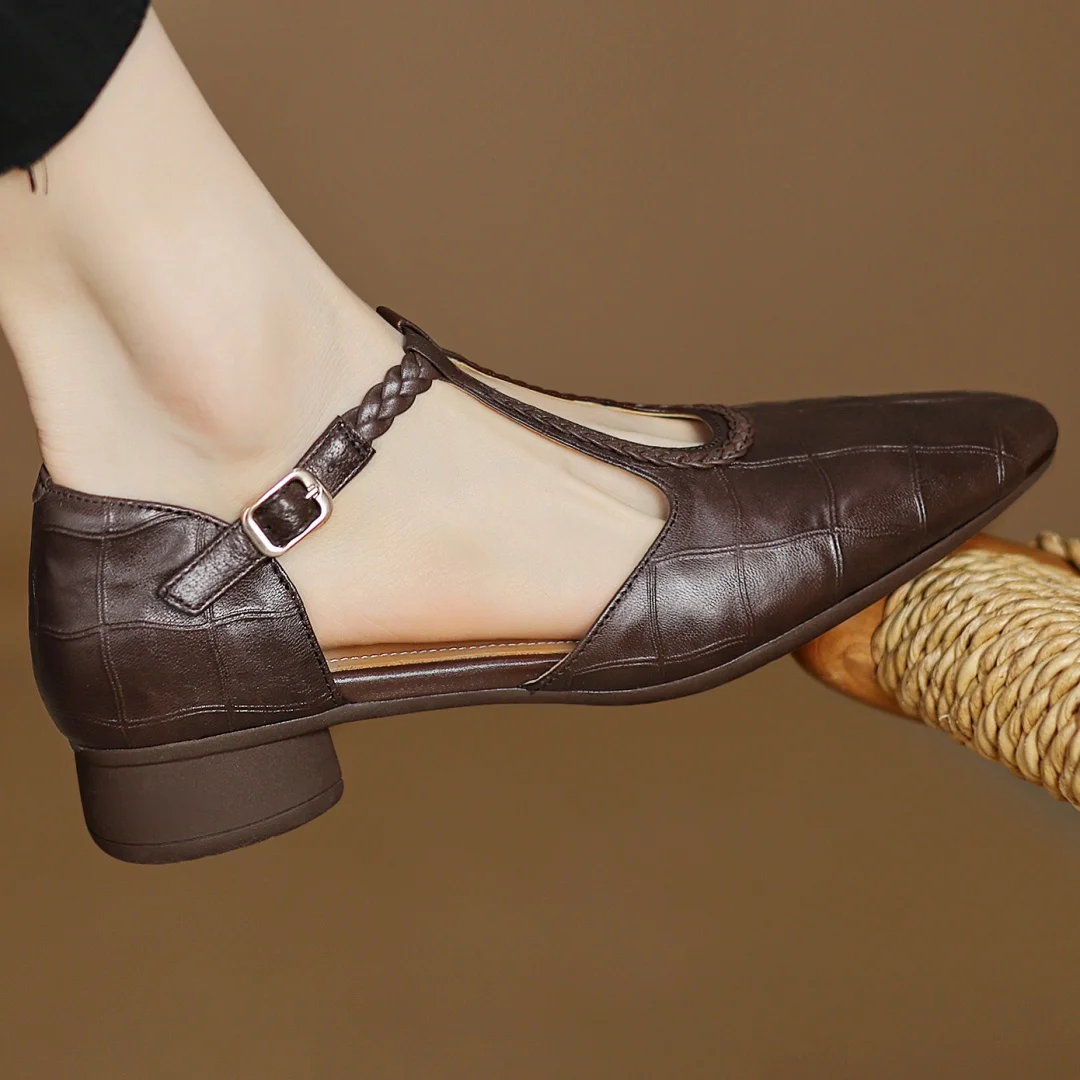 Damskie buty T-strap pokazane z góry z widocznym paskiem
