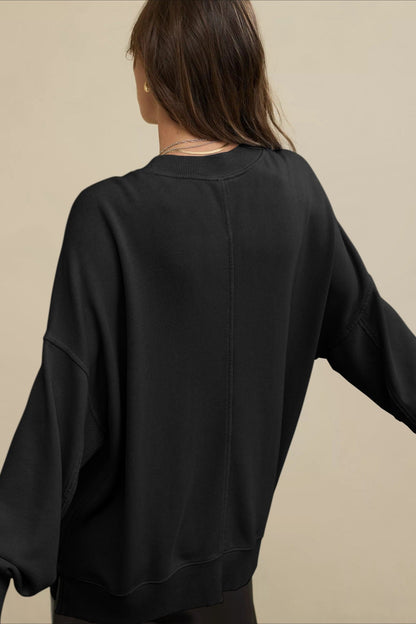 Damska bluza oversize noszona z jeansami