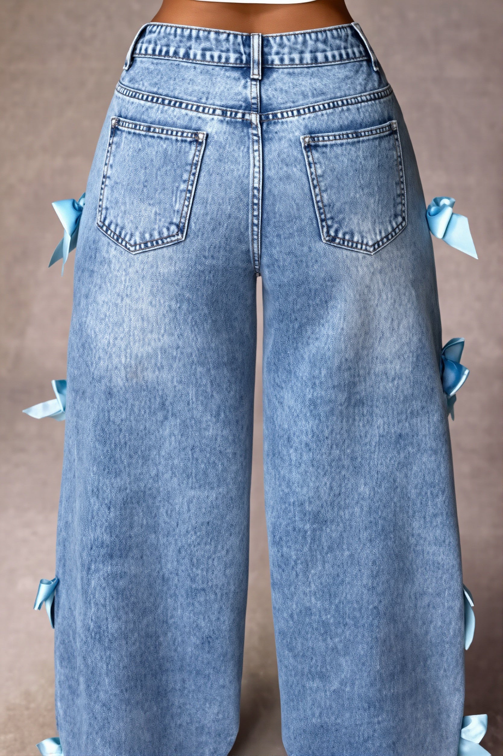 Damskie jeansy denim z prostą nogawką i ozdobną kokardą