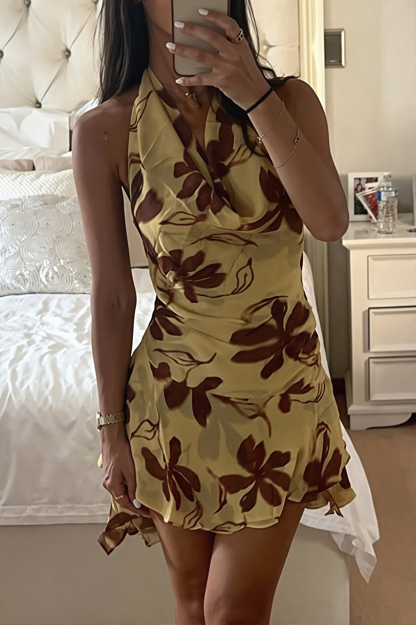 Damska sukienka mini halter w kwiaty widok z boku