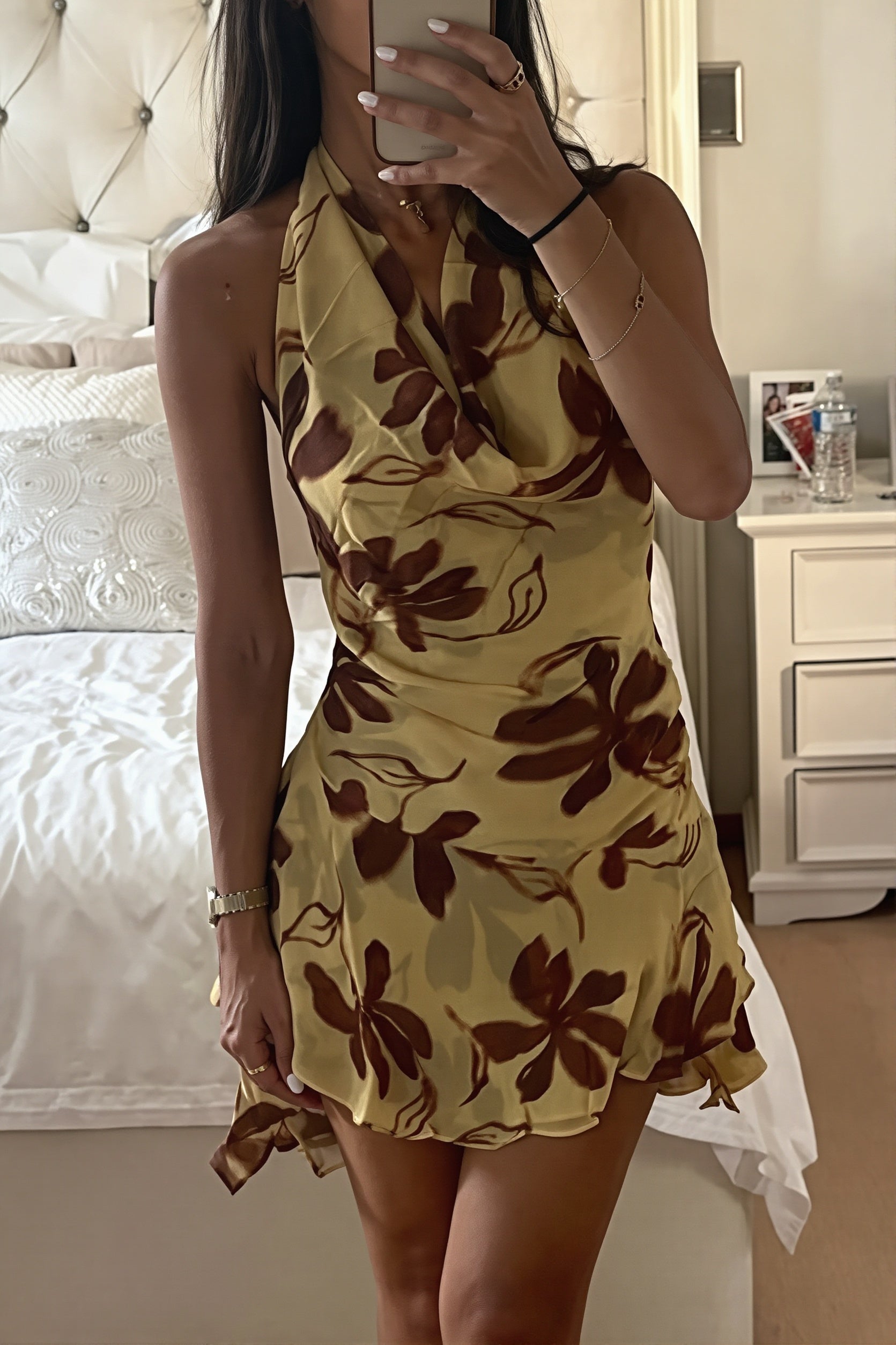 Damska sukienka mini halter w kwiaty widok z boku