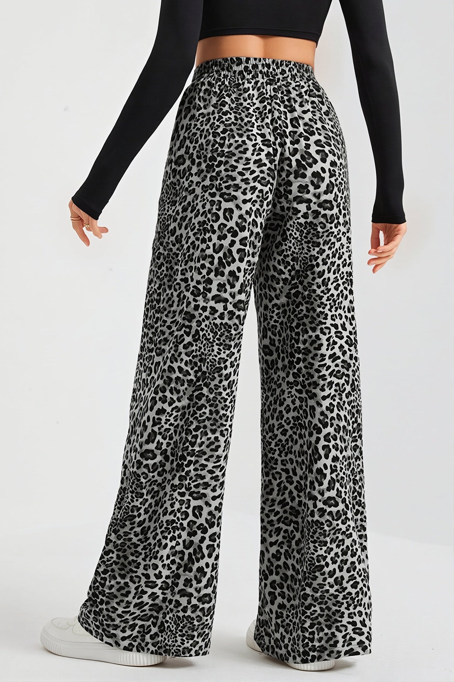 Damskie spodnie wide leg w panterkę, zdjęcie produktu na białym tle