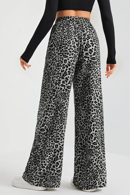 Damskie spodnie wide leg w panterkę, zdjęcie produktu na białym tle