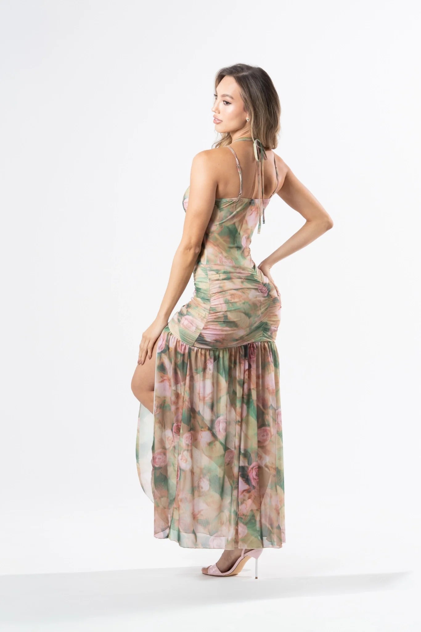 Płynąca sukienka maxi z elegancką sylwetką