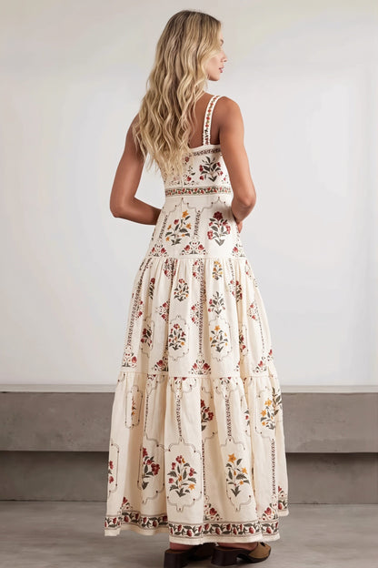Zbliżenie wzoru kwiatowego patchworku damskiej sukienki maxi boho