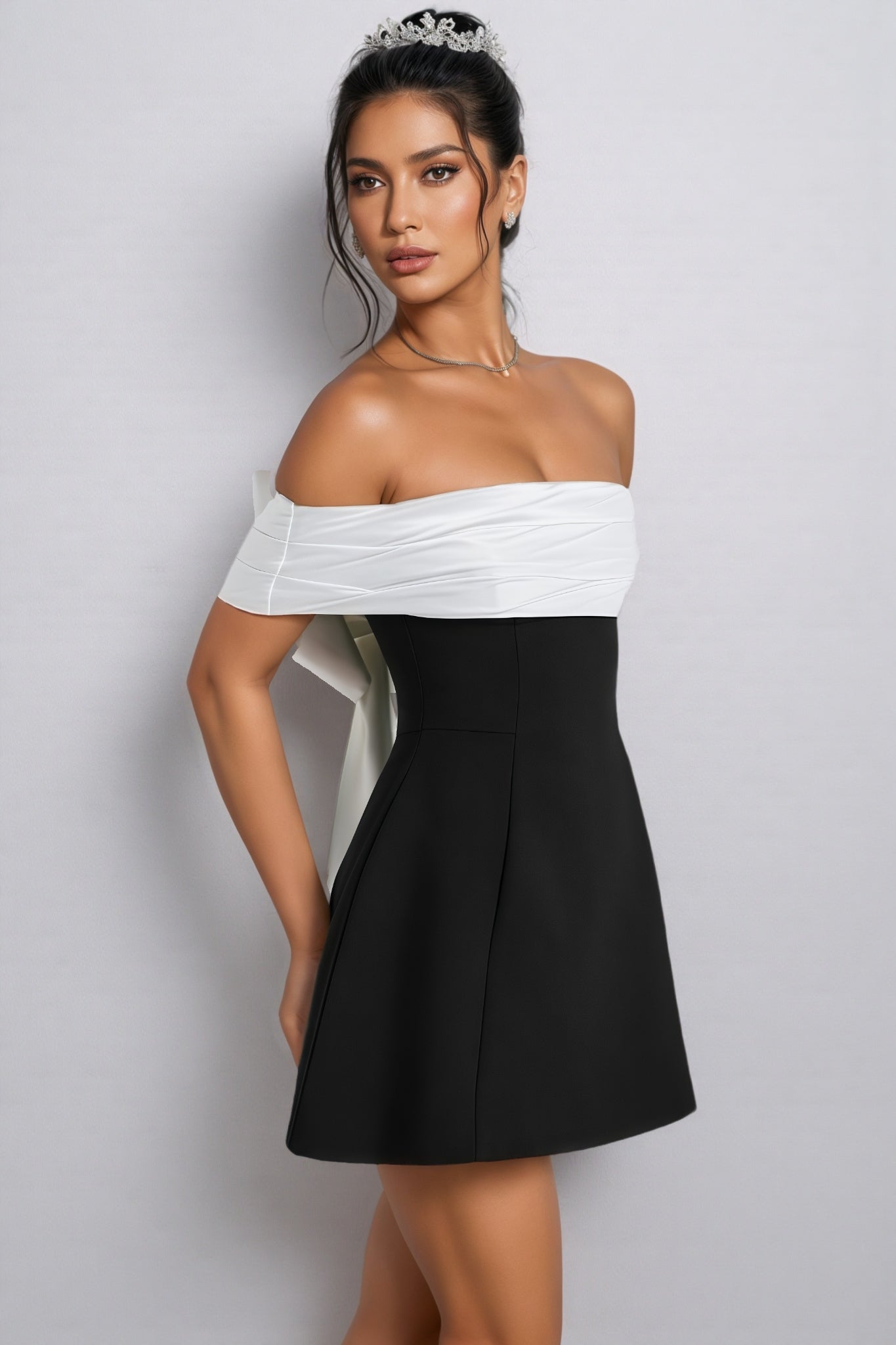 Mini sukienka Bardot Bubblehem w czarno-białe paski