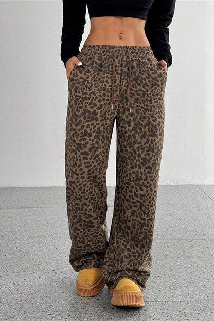 Damskie spodnie wide leg w panterkę, pełna sylwetka na modelce