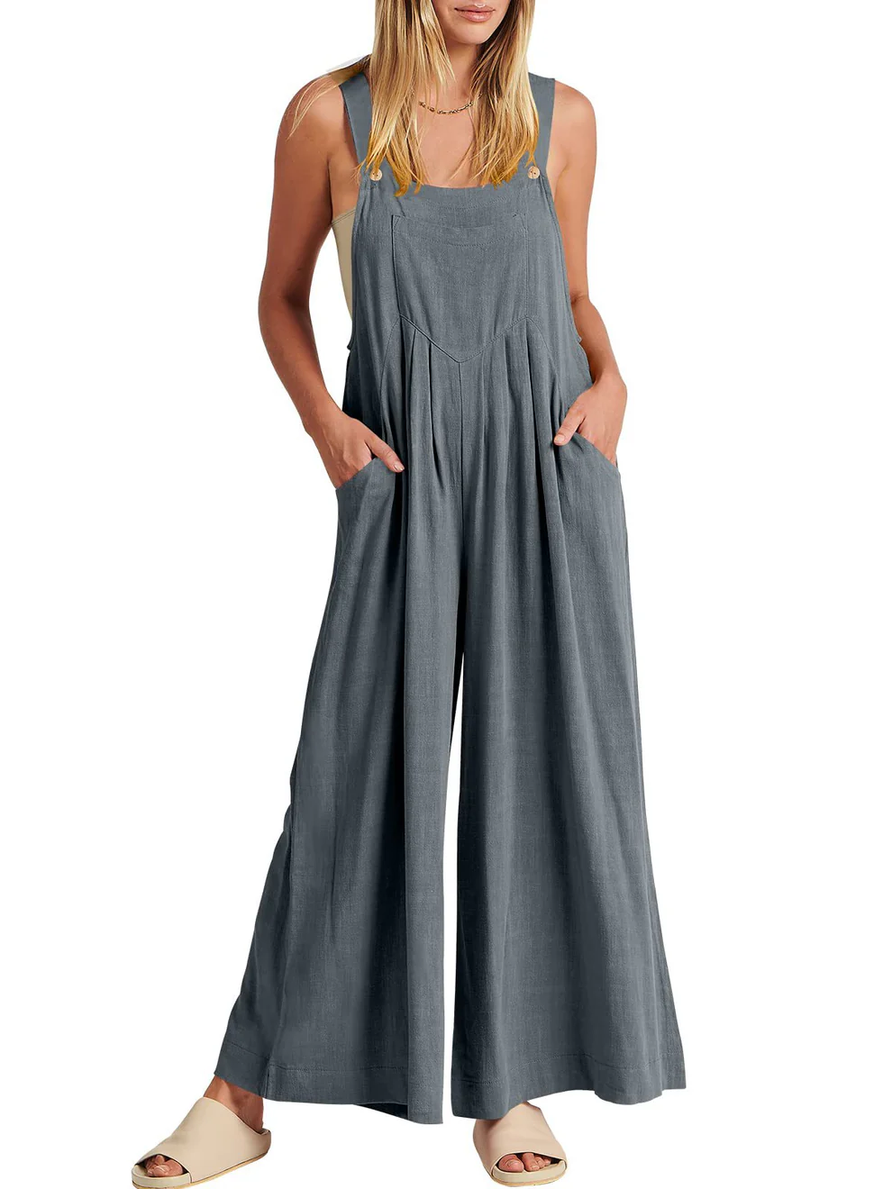 Wygodny kombinezon damski z szerokimi ramiączkami i guzikami, o luźnym kroju.