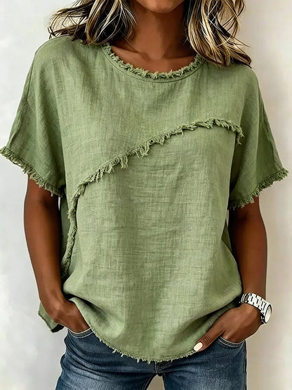 Damski t-shirt z krótkim rękawem i frędzlami, ujęcie pod lekkim kątem
